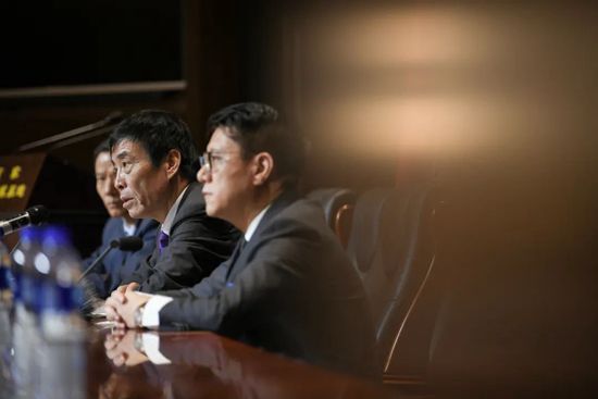 “狼神爷”的传说在承平镇四里 八乡一带传播甚广，听说在他出生避世那一天，双亲不幸被狼群咬死，他被母 狼叼往扶养长年夜，最后被猎人射杀 而死，以后冤魂捣蛋